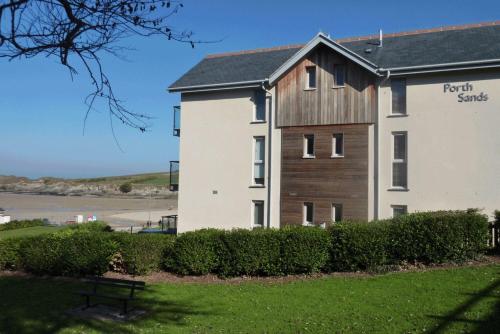 A szálláshely kívülről, Porth Sands Beachfront Apartment in Newquay Vízpart