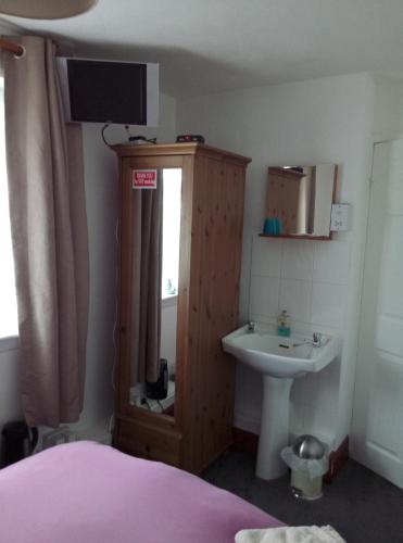 Small Double Room with Shared Bathroom