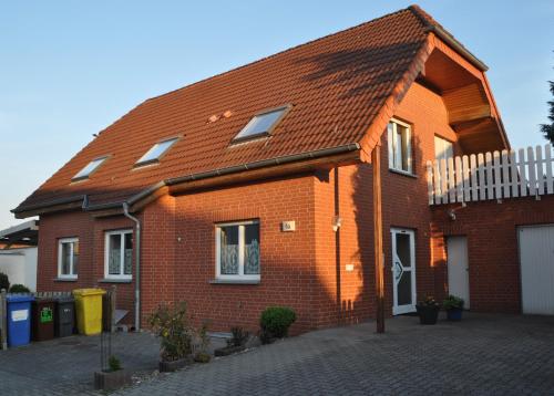 Gaste-und Ferienwohnung Magdeburg Alt-Olvenstedt, zwei Schlafzimmer, Treppenlift, ruhige Lage, Nahe 5.8km von Barleben entfernt