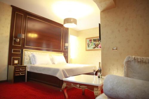 Rozafa Hotel Rozafa Hotel is conveniently located in the popular Shkoder area. The property offers a high standard of service and amenities to suit the individual needs of all travelers. Service-minded staff will 