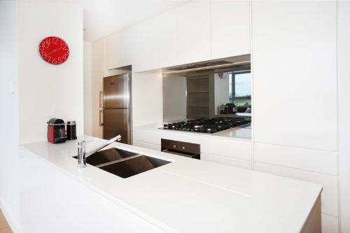Gadigal Groove - Modern and Bright 3BR Executive Apartment in Zetland with Views - image 4