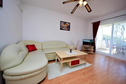 Apartments by the sea Slatine Ciovo - 15311