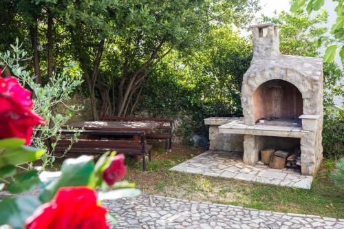 Apartments with parking space Krk - 15331 in 克爾克