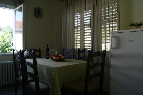Apartments by the sea Jelsa Hvar - 15348 - image 6