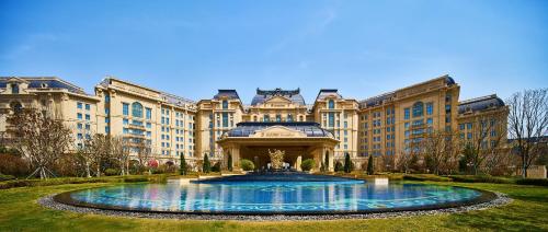 Wanda Vista Qingdao Movie Metropolis Set in a prime location of Qingdao, Wanda Vista Qingdao Movie Metropolis puts everything the city has to offer just outside your doorstep. Both business travelers and tourists can enjoy the propertys