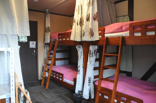 Sakura Guest House - Hostel Room Type - Economy Room with Shared Bathroom (3-6 Adults)