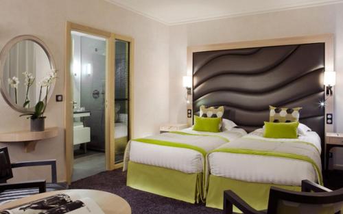 2 twin beds