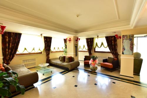 Фойє, Palazzo Rosenthal Vesuview Hotel & Resort in Торре дель Греко