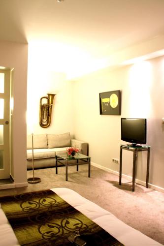 room detail thumbnail 1