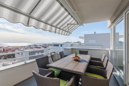 Fucshia dreams brand new penthouse for 8 - image 3