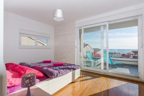 Fucshia dreams brand new penthouse for 8 - image 2