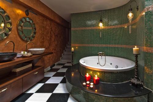 Deluxe Suite with Spa Bath image 3