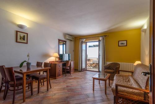 One-Bedroom Apartment with Sea View (4 Adults)