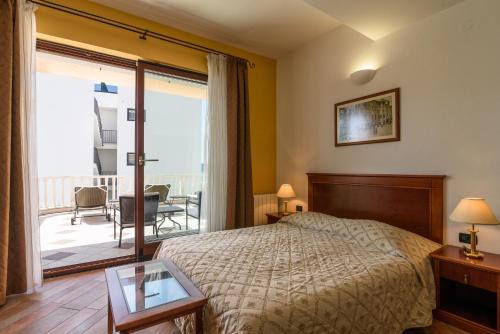 Studio with Terrace and Sea View (2 Adults)