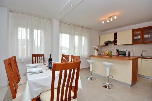  Apartment Lovre in Kaštela