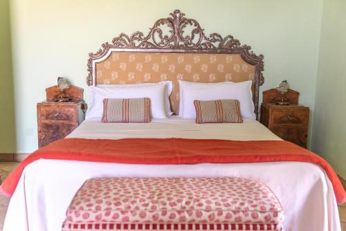 1 queen bed, 2 sofa beds