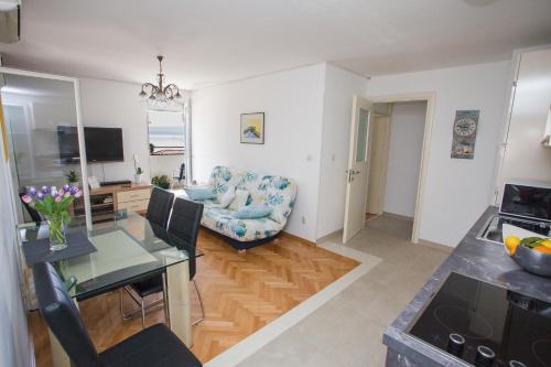  AP OMIS PUNTA - next to sandy beach in Omiš