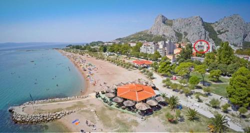  AP OMIS PUNTA - next to sandy beach in Omiš