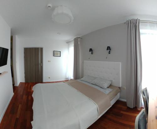 Apartment with Jacuzzi image 4