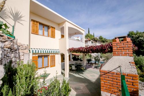 Apartments Toni Vinišće