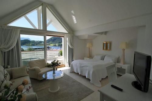 Sunde Fjord Hotel - main image