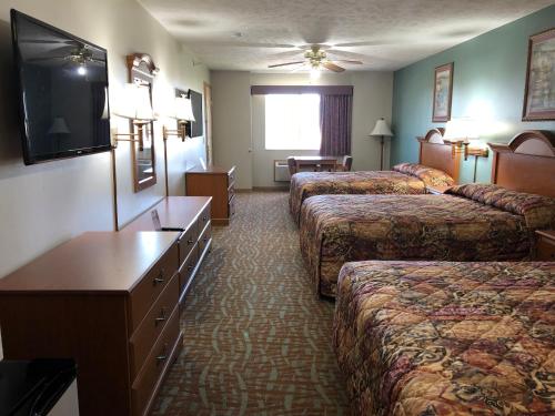 3 queen beds