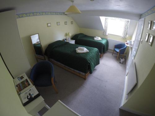2 twin beds