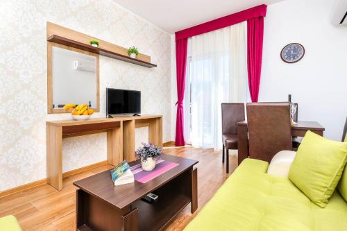 Aqua Breeze Apartments - main image