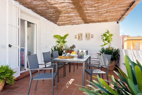 Duplex Three-Bedroom with Terrace room in Genteel Home San Isidoro
