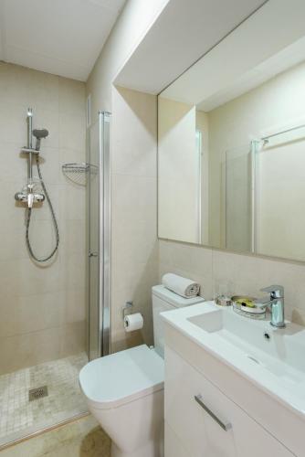 Duplex Three-Bedroom with Terrace image 4