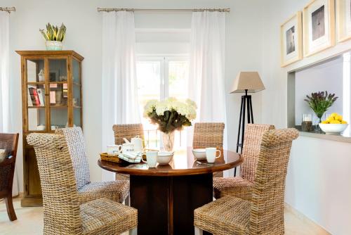 Duplex Three-Bedroom with Terrace image 9