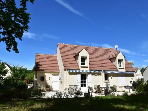 Modern Holiday Home in Donnery with Golf Course gîte à louer Bois d'Alonne
