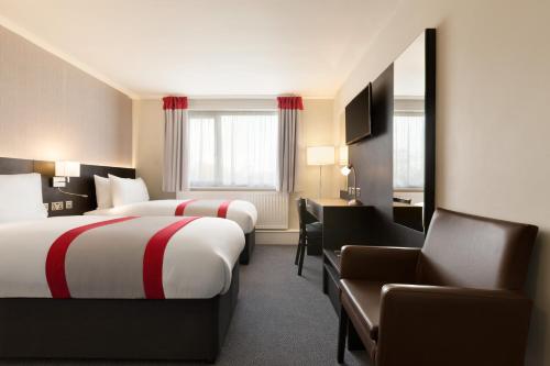 1 double bed, 1 twin bed