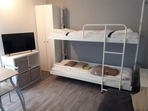 Studio 2 + 2 dans residence avec piscine