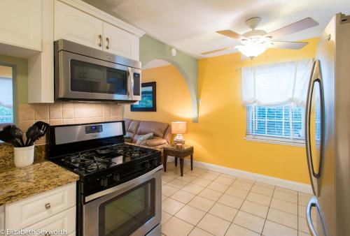 3 Bedroom - Peach Hideaway - image 2