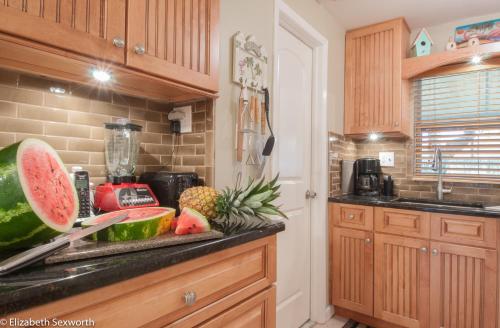 1 Bedroom - Flamingo Cottage Pets Waterfront District