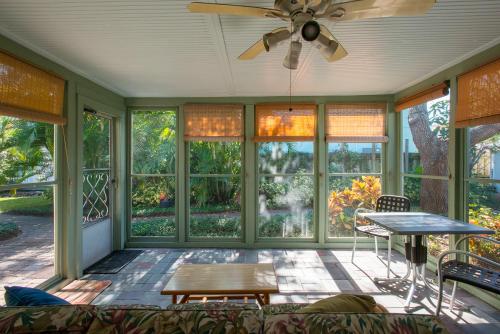 Studio - Fish Camp Pets Screened Porch Waterfront District