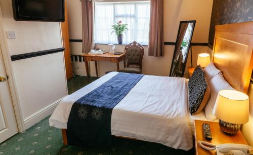 Pymgate Lodge Airport Hotel - main image