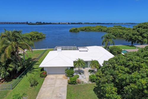 Oceanfront home with sunset views of Sarasota Bay and heated pool in Sarasota, USA