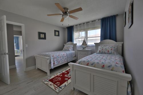 Oceanfront home with sunset views of Sarasota Bay and heated pool in Sarasota, USA