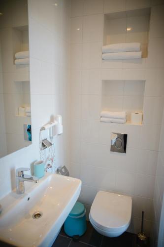 Standard Twin Room image 4
