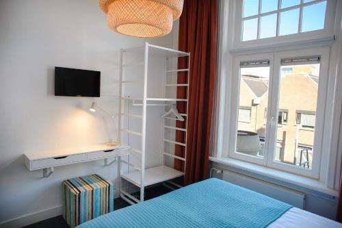 Standard Twin Room image 3