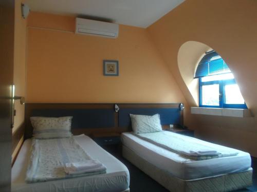 Fenix Hotel - image 12