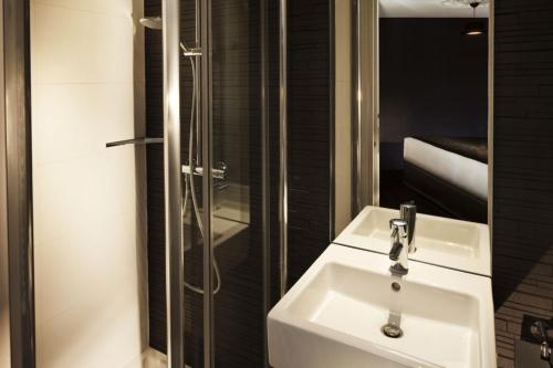 First Hotel Paris Tour Eiffel - image 3