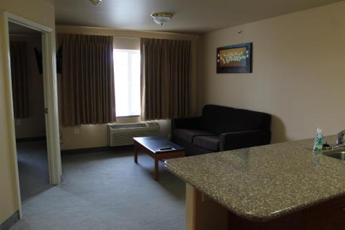 Grand View Inn & Suites - image 12