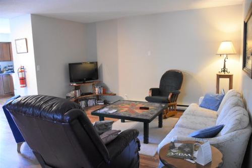 ห้องส่วนกลางสำหรับนั่งเล่น/ดูทีวี, North Coast Trail Backpackers Ltd in พอร์ตฮาร์ดี (BC)