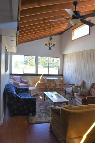 ห้องส่วนกลางสำหรับนั่งเล่น/ดูทีวี, North Coast Trail Backpackers Ltd in พอร์ตฮาร์ดี (BC)