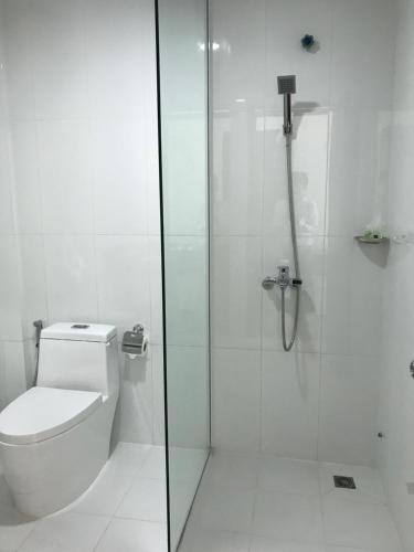 Bathroom, Apple Hotel Two in Sangkat Chaom Chau