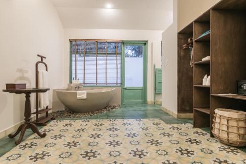 room detail thumbnail 2