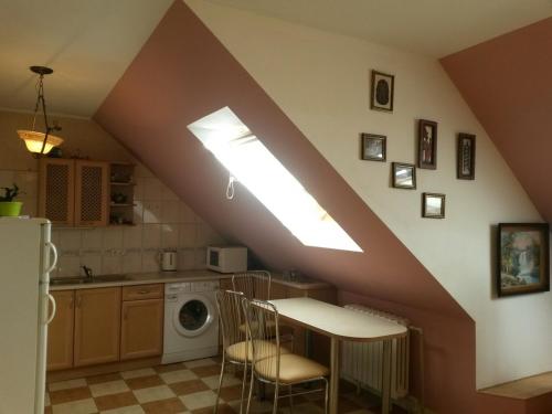 Leonard Apartment - image 4